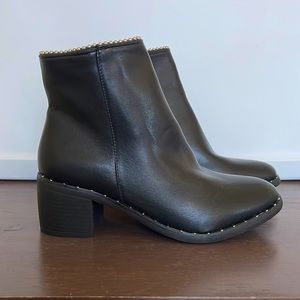 Black ankle boots. Never worn!! Size: EU 39 US 7